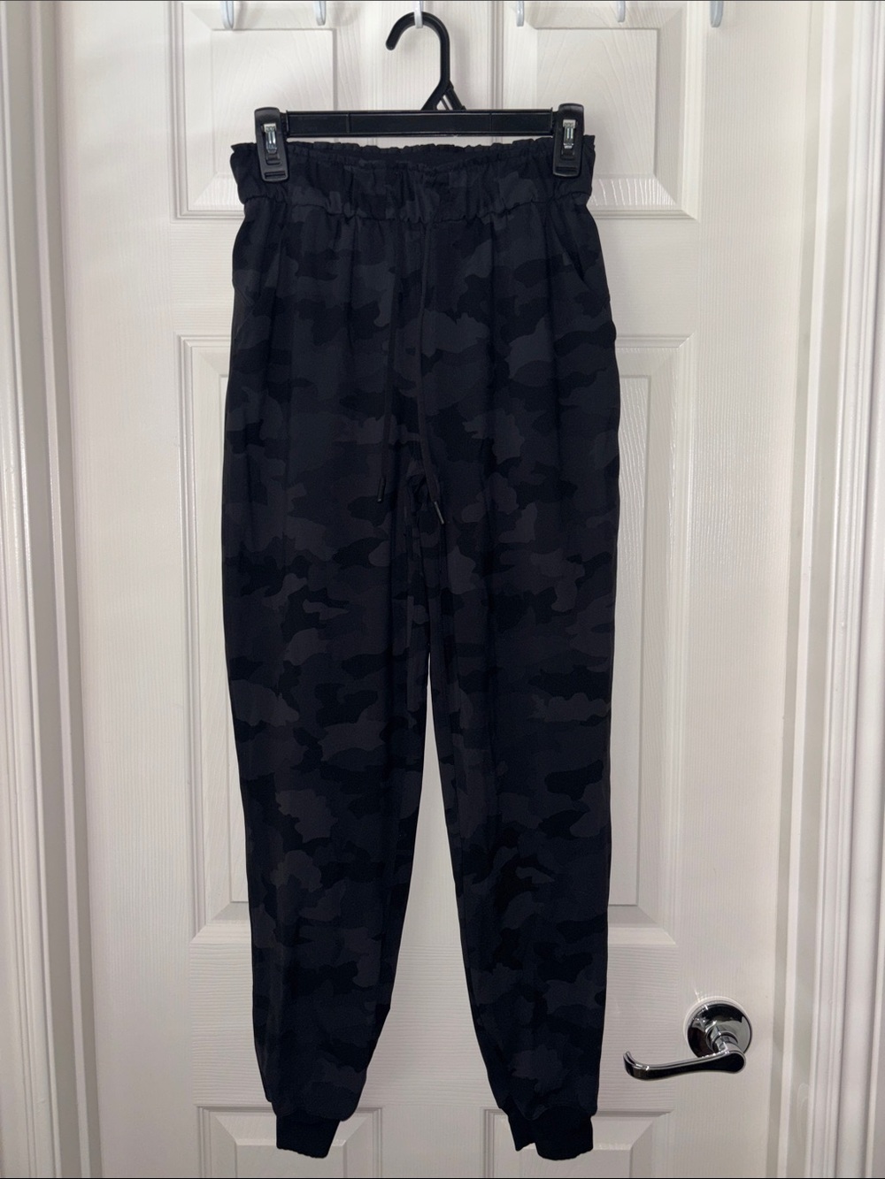 lululemon athletica Women's Black/Gray Camo Joggers - Size 4